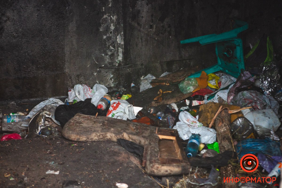 В Днепре на Сичеславской Набережной "в стене" живет парень из Никополя 2