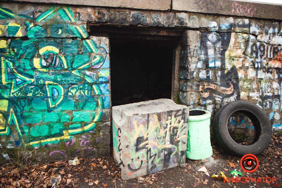 В Днепре на Сичеславской Набережной "в стене" живет парень из Никополя 3