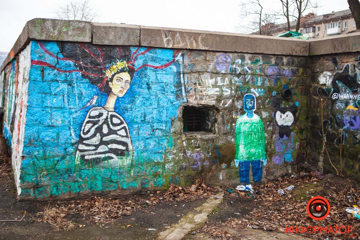 В Днепре на Сичеславской Набережной "в стене" живет парень из Никополя 4