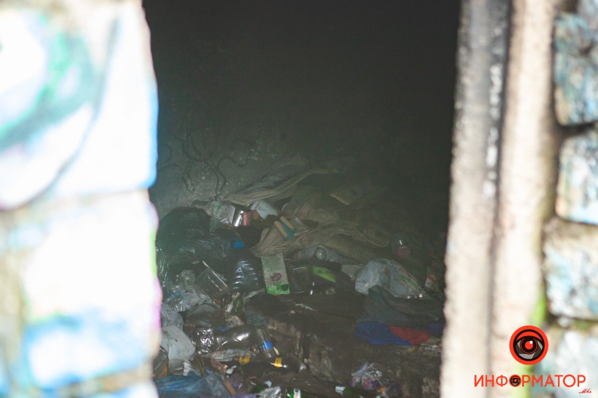 В Днепре на Сичеславской Набережной "в стене" живет парень из Никополя 5