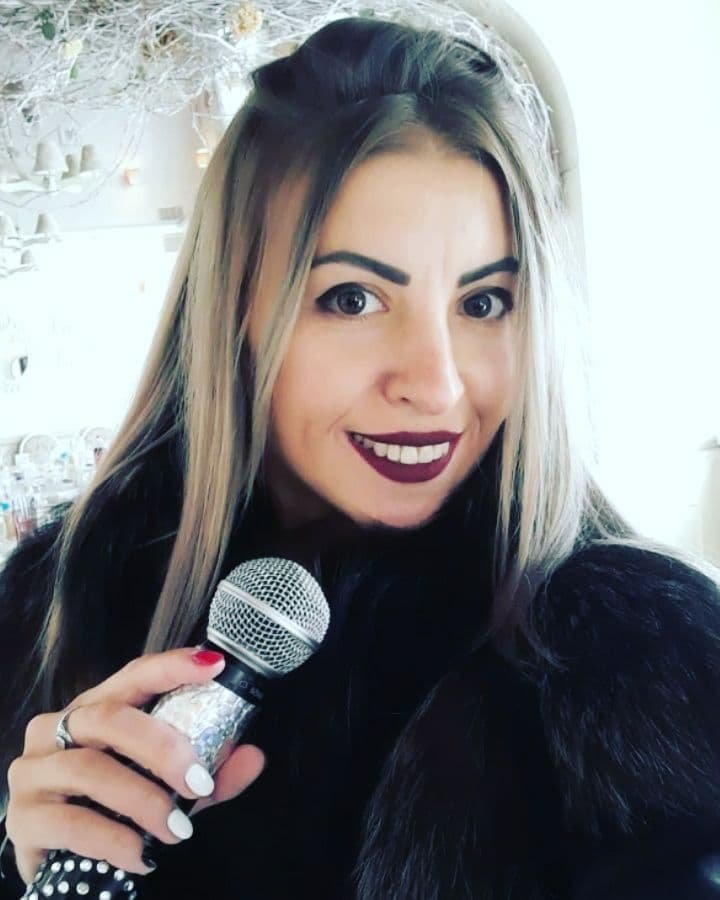 Хочу работать ведущим праздников: девушка из Днепра рассказала о странных конкурсах, секретных приемах и ненастоящих Дедах Морозах 4