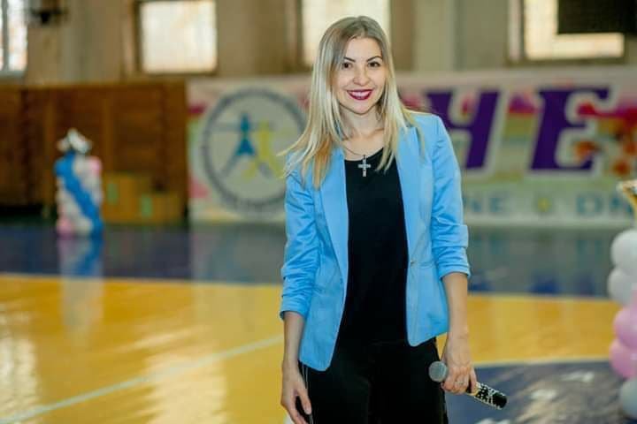 Хочу работать ведущим праздников: девушка из Днепра рассказала о странных конкурсах, секретных приемах и ненастоящих Дедах Морозах 8