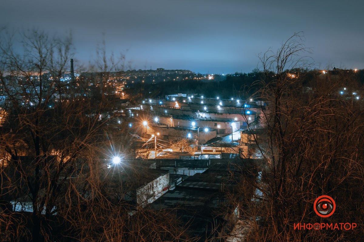 Выглядывают из-за деревьев Выглядывают из-за деревьев