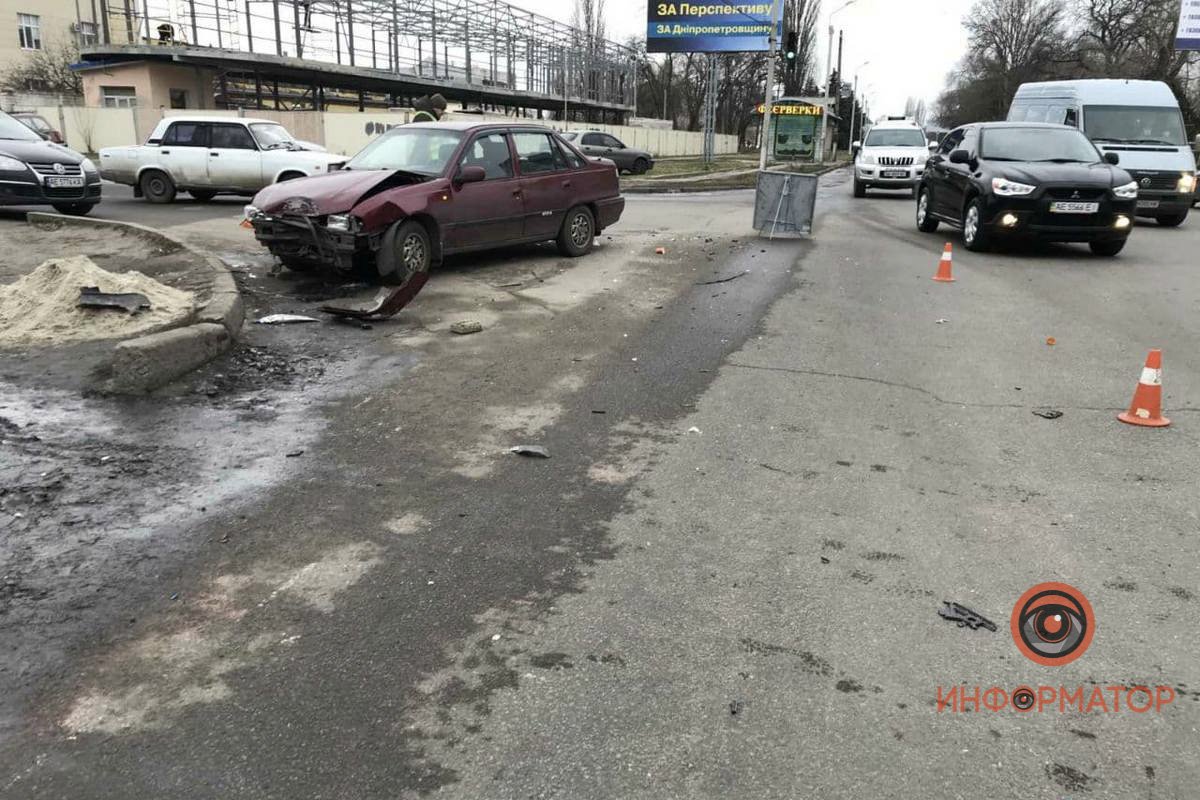 Авария произошла в Новомосковске, на пересечении улиц Сучкова и Зины Белой Авария произошла в Новомосковске, на пересечении улиц Сучкова и Зины Белой