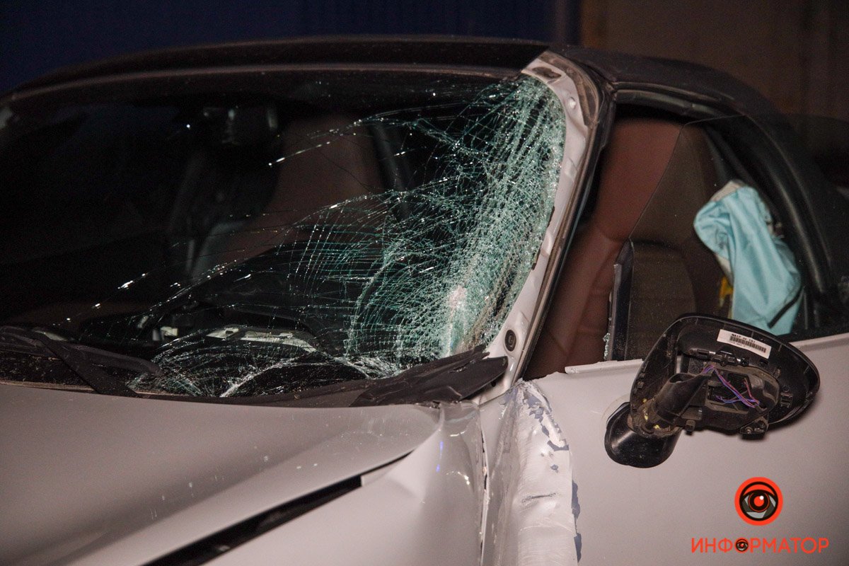 Вероятно, на скользкой дороге водитель не справился с управлением, из-за чего Mazda врезалась в фонарный столб Вероятно, на скользкой дороге водитель не справился с управлением, из-за чего Mazda врезалась в фонарный столб