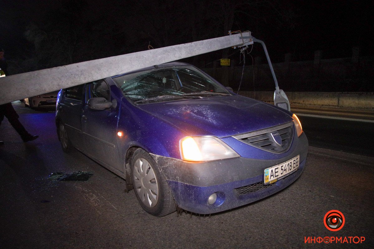 От удара опора рухнула прямиком на Dacia, который в этот момент проезжал мимо От удара опора рухнула прямиком на Dacia, который в этот момент проезжал мимо