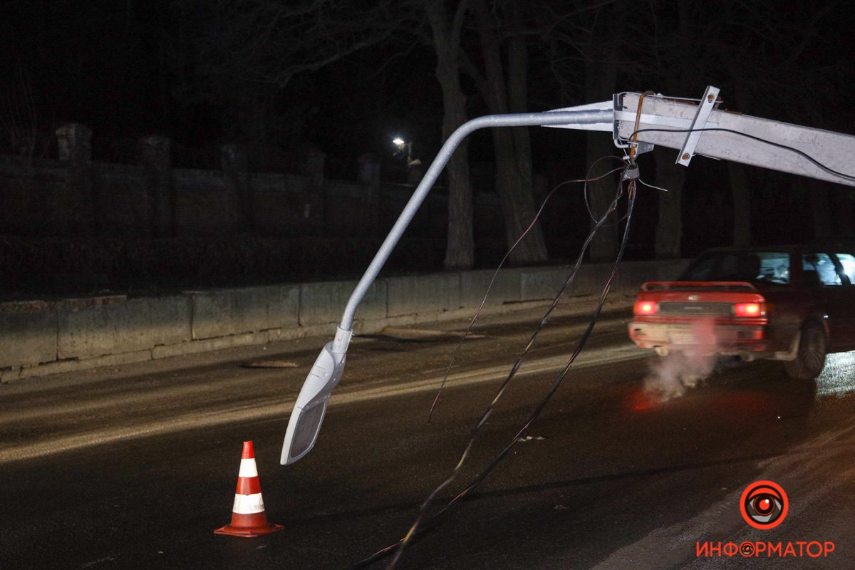 На встречной полосе движения лежат провода, что затрудняет проезд На встречной полосе движения лежат провода, что затрудняет проезд