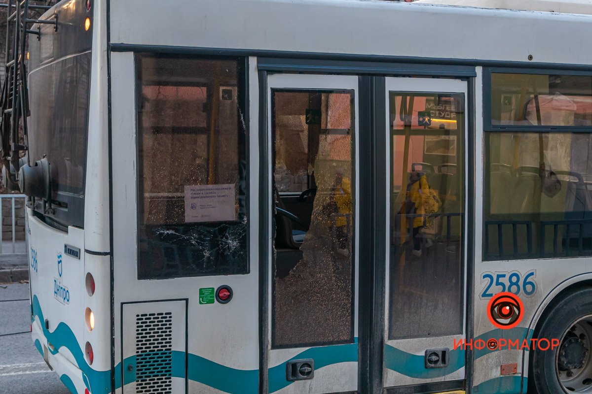 Разбито стекло задней двери Разбито стекло задней двери