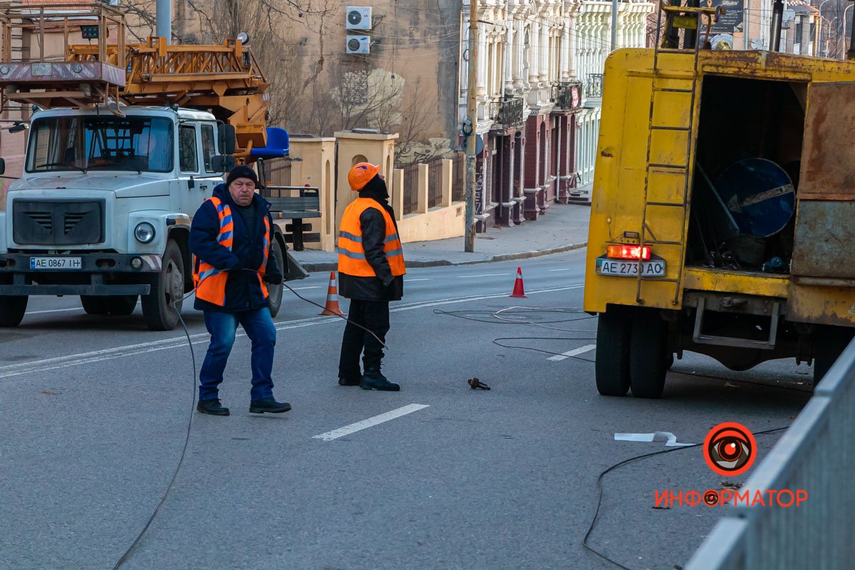 Восстанавливают контактную сеть Восстанавливают контактную сеть