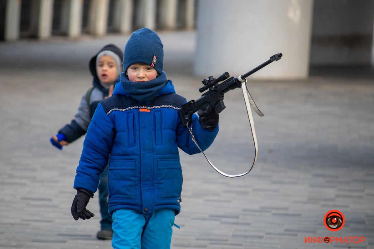 Время пострелять, между нами пальба. Пау пау па па попадаешь в сердце, остаешься там... 🔫