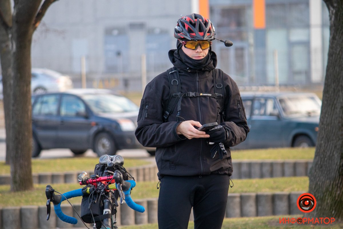 Да, катаюсь. Нет, не холодно. Нет, резина летняя. Нет, не упаду. Да. летом не накатался