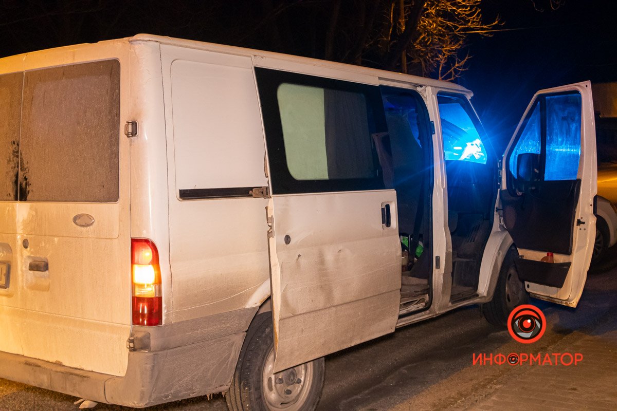 Патрульные заблокировали микроавтобус Ford Патрульные заблокировали микроавтобус Ford