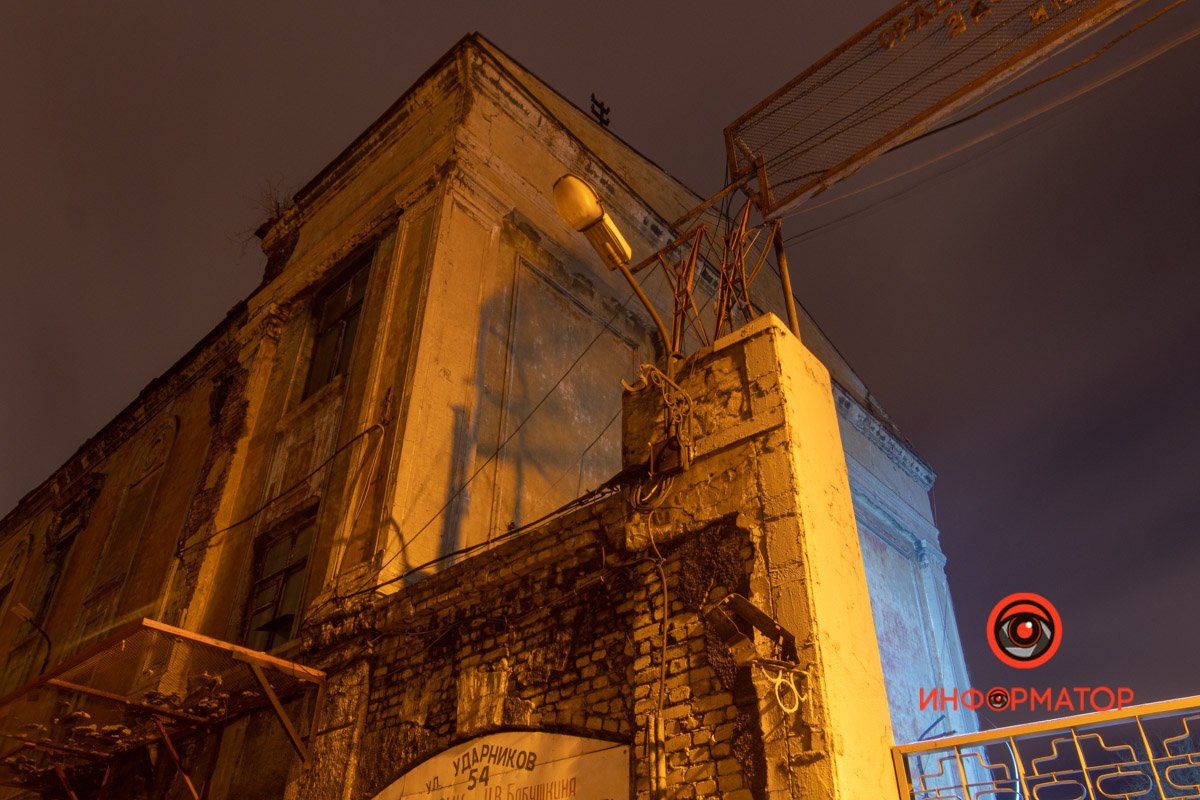 Черствость и сила — спутники смерти. Слабость и гибкость — выражают свежесть бытия. Поэтому что отвердело, то не победит