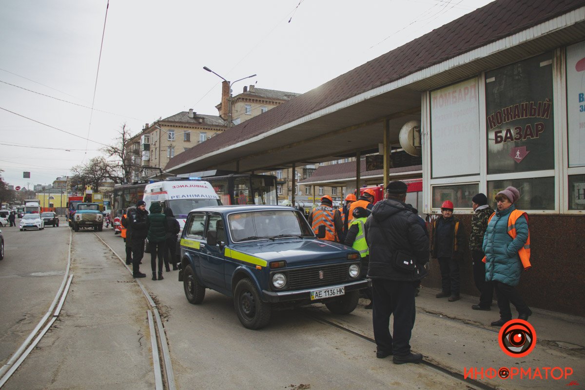 В Днепре на Старомостовой трамвай сошел с рельсов, задел женщину и снес остановку 1