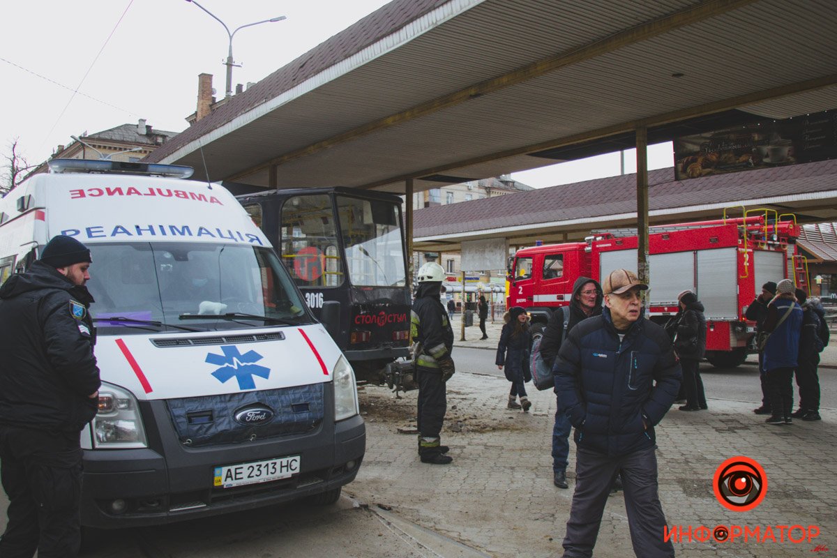 В Днепре на Старомостовой трамвай сошел с рельсов, задел женщину и снес остановку 2