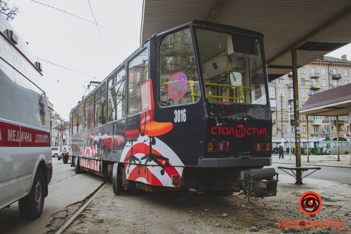 В Днепре на Старомостовой трамвай сошел с рельсов, задел женщину и снес остановку 3
