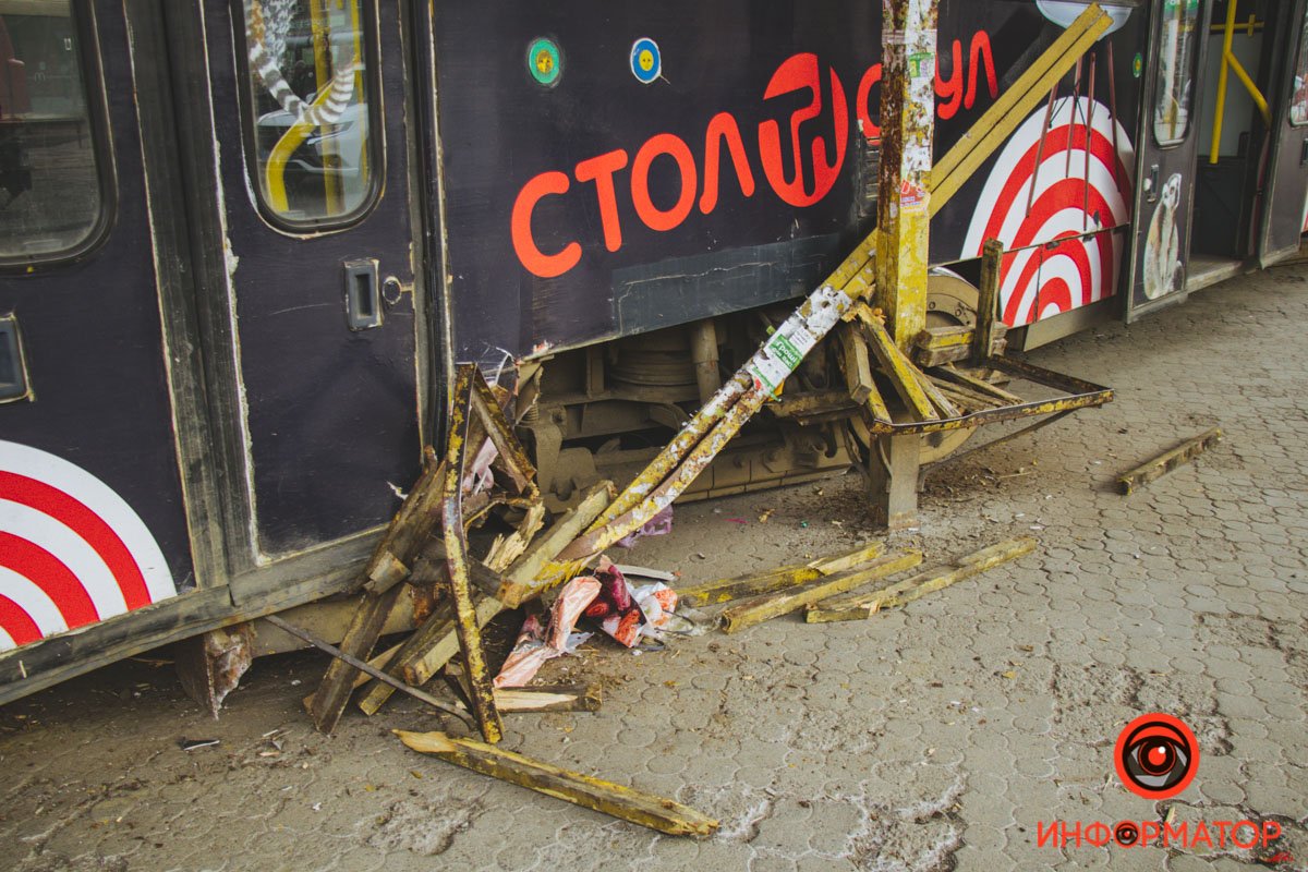 В Днепре на Старомостовой трамвай сошел с рельсов, задел женщину и снес остановку 4