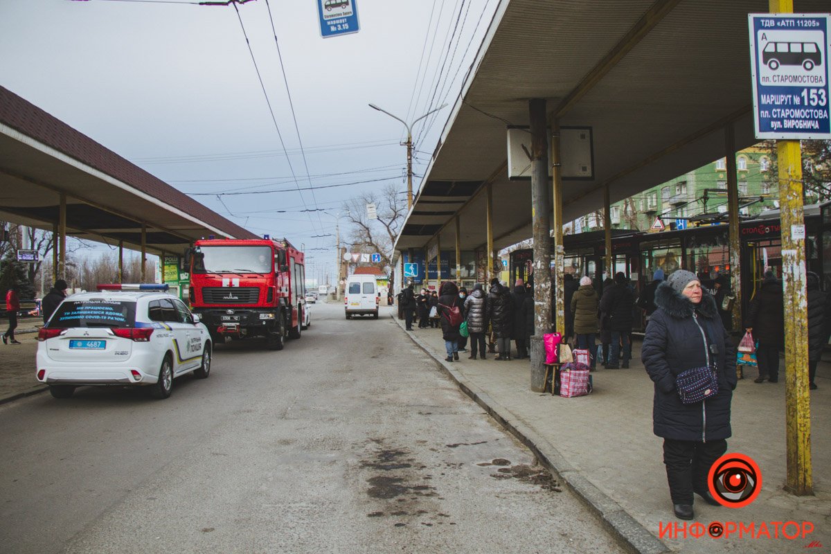 В Днепре на Старомостовой трамвай сошел с рельсов, задел женщину и снес остановку 5