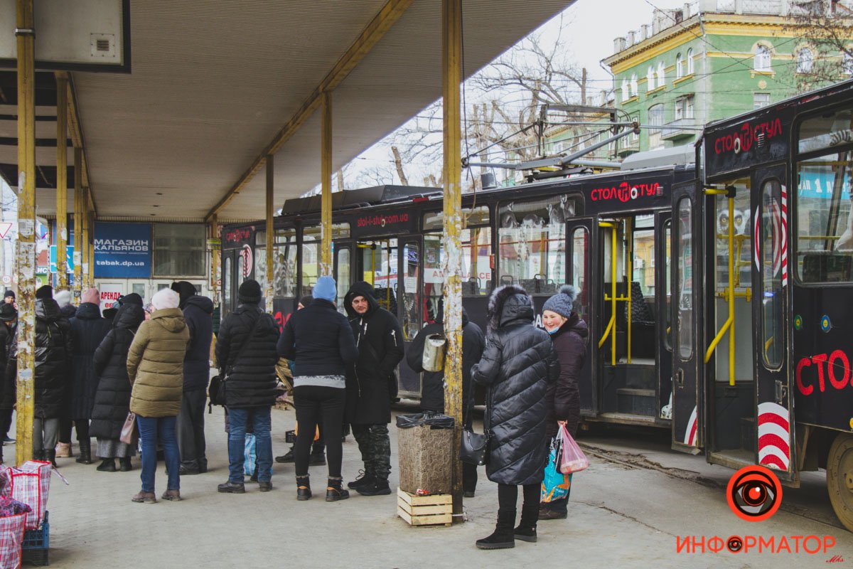 В Днепре на Старомостовой трамвай сошел с рельсов, задел женщину и снес остановку 6