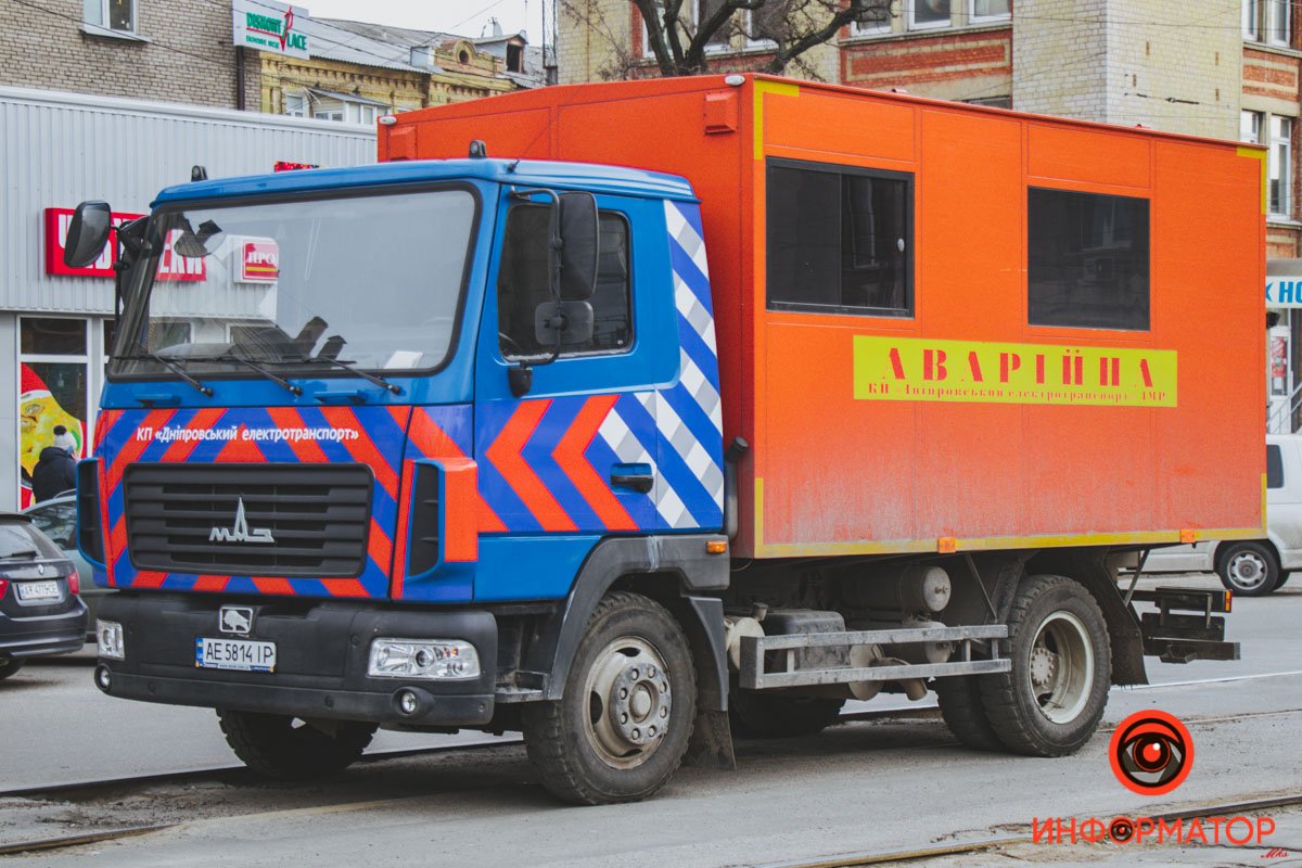 В Днепре на Старомостовой трамвай сошел с рельсов, задел женщину и снес остановку 7