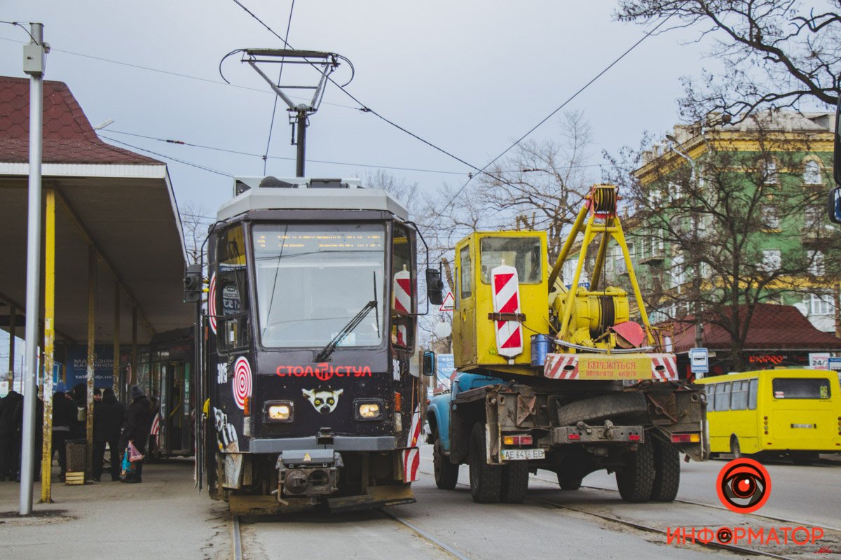 В Днепре на Старомостовой трамвай сошел с рельсов, задел женщину и снес остановку 8
