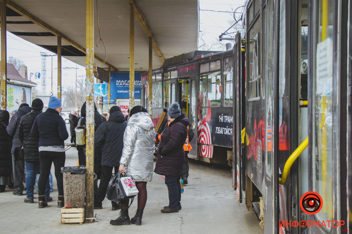 В Днепре на Старомостовой трамвай сошел с рельсов, задел женщину и снес остановку 9