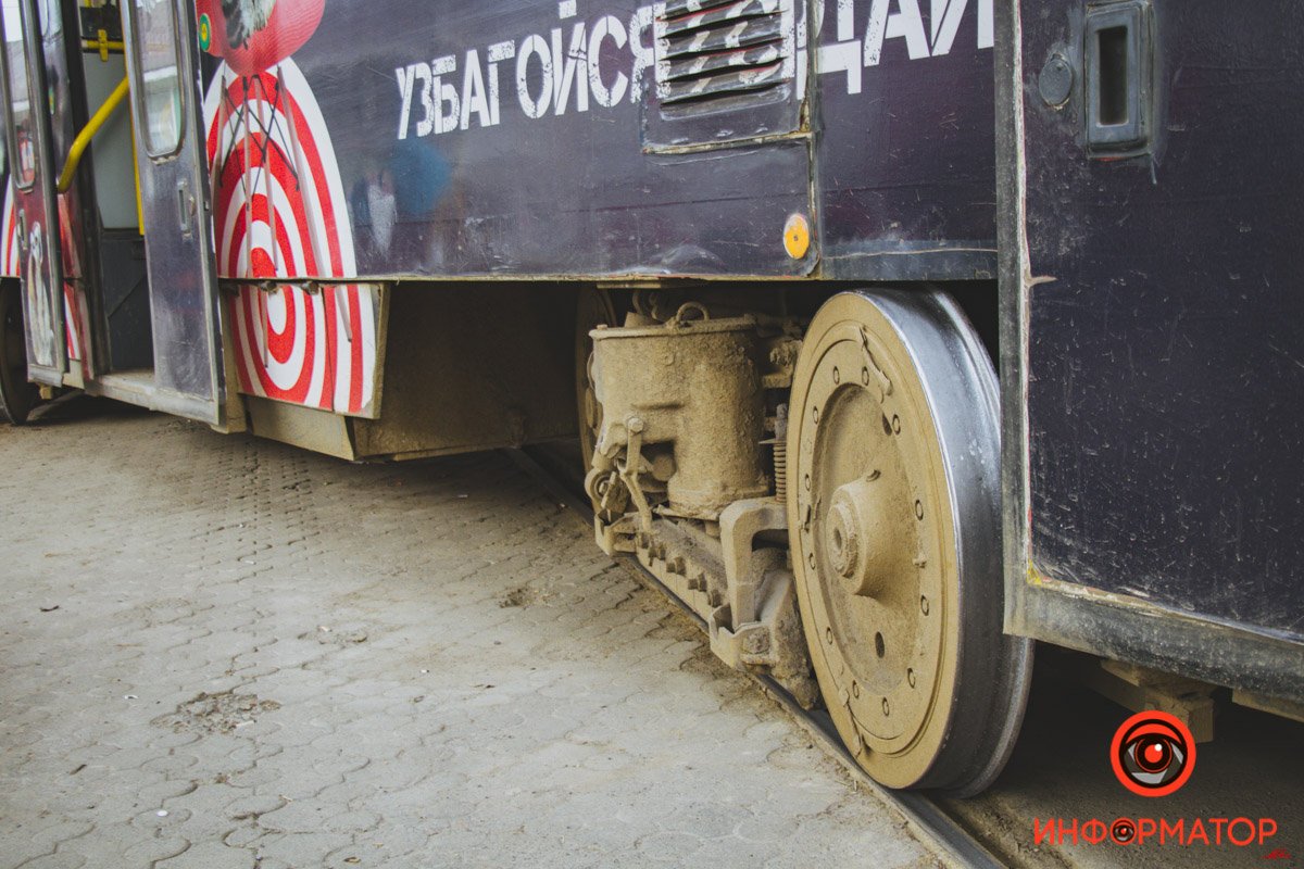 В Днепре на Старомостовой трамвай сошел с рельсов, задел женщину и снес остановку 10