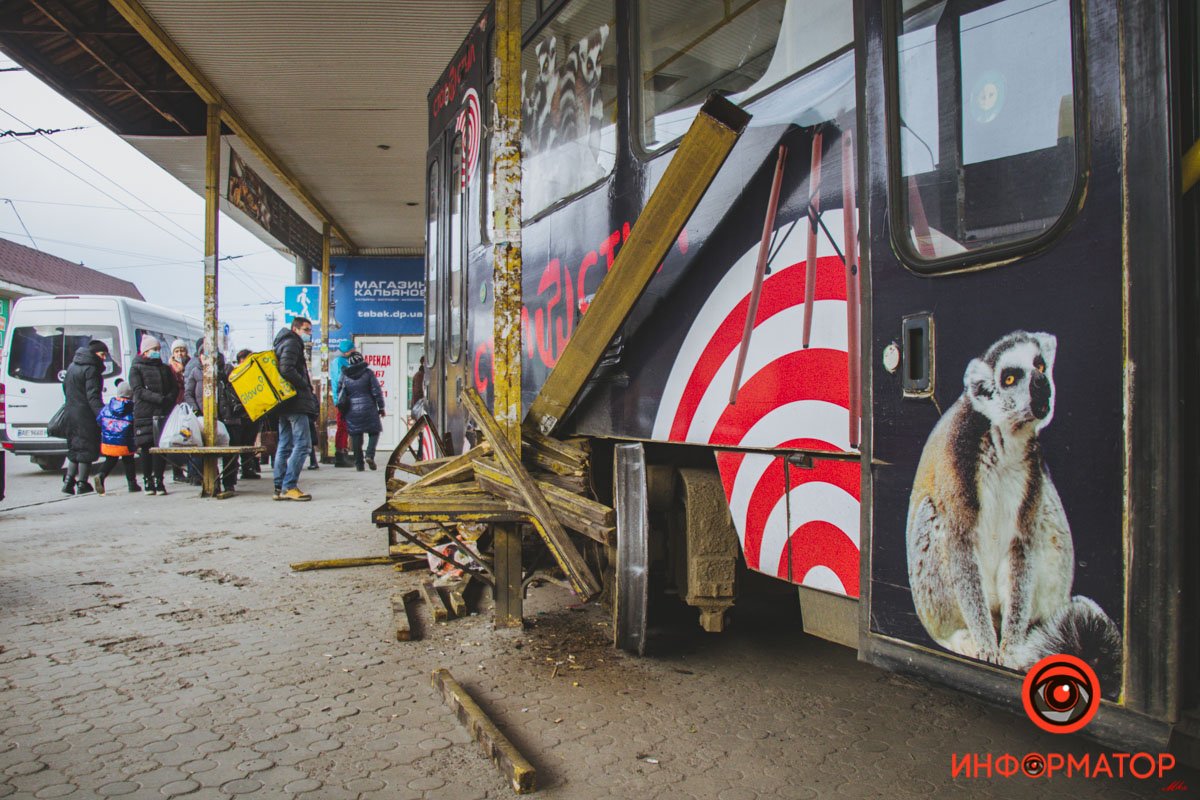 В Днепре на Старомостовой трамвай сошел с рельсов, задел женщину и снес остановку 11