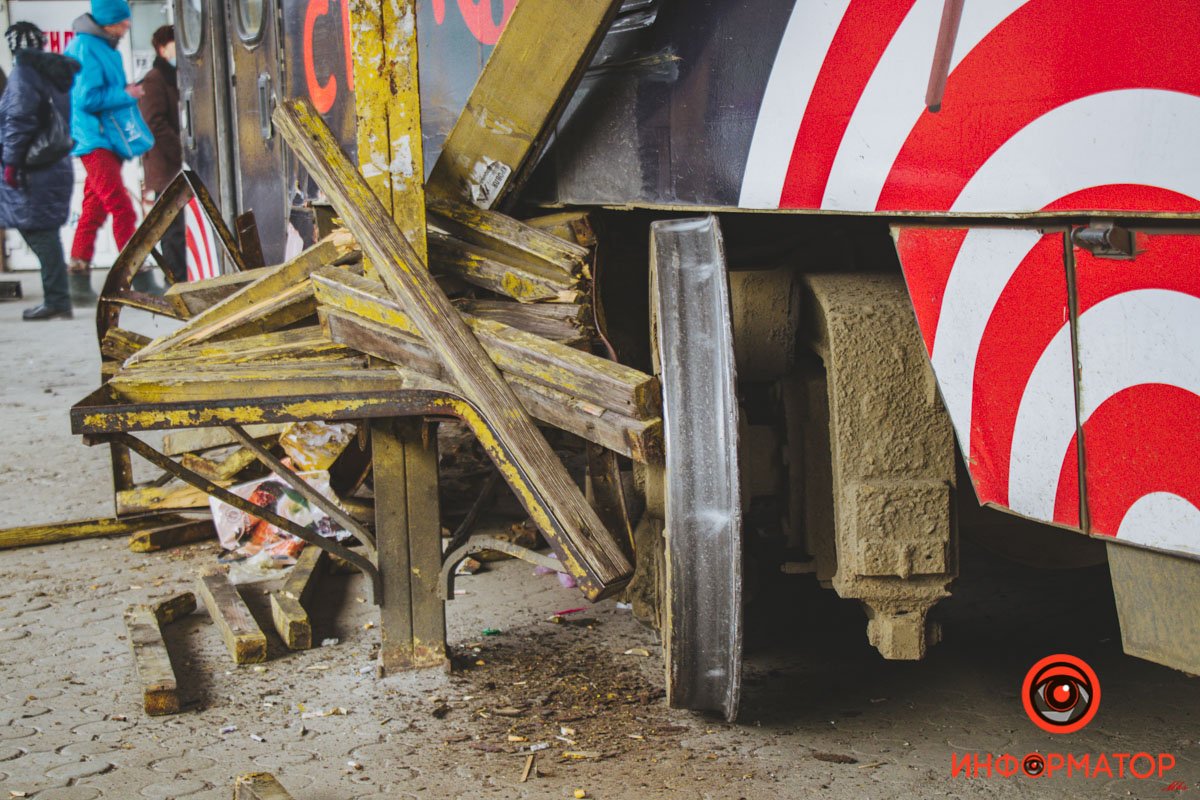В Днепре на Старомостовой трамвай сошел с рельсов, задел женщину и снес остановку 12