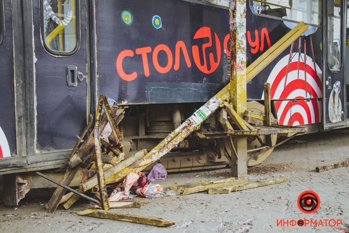 В Днепре на Старомостовой трамвай сошел с рельсов, задел женщину и снес остановку 13