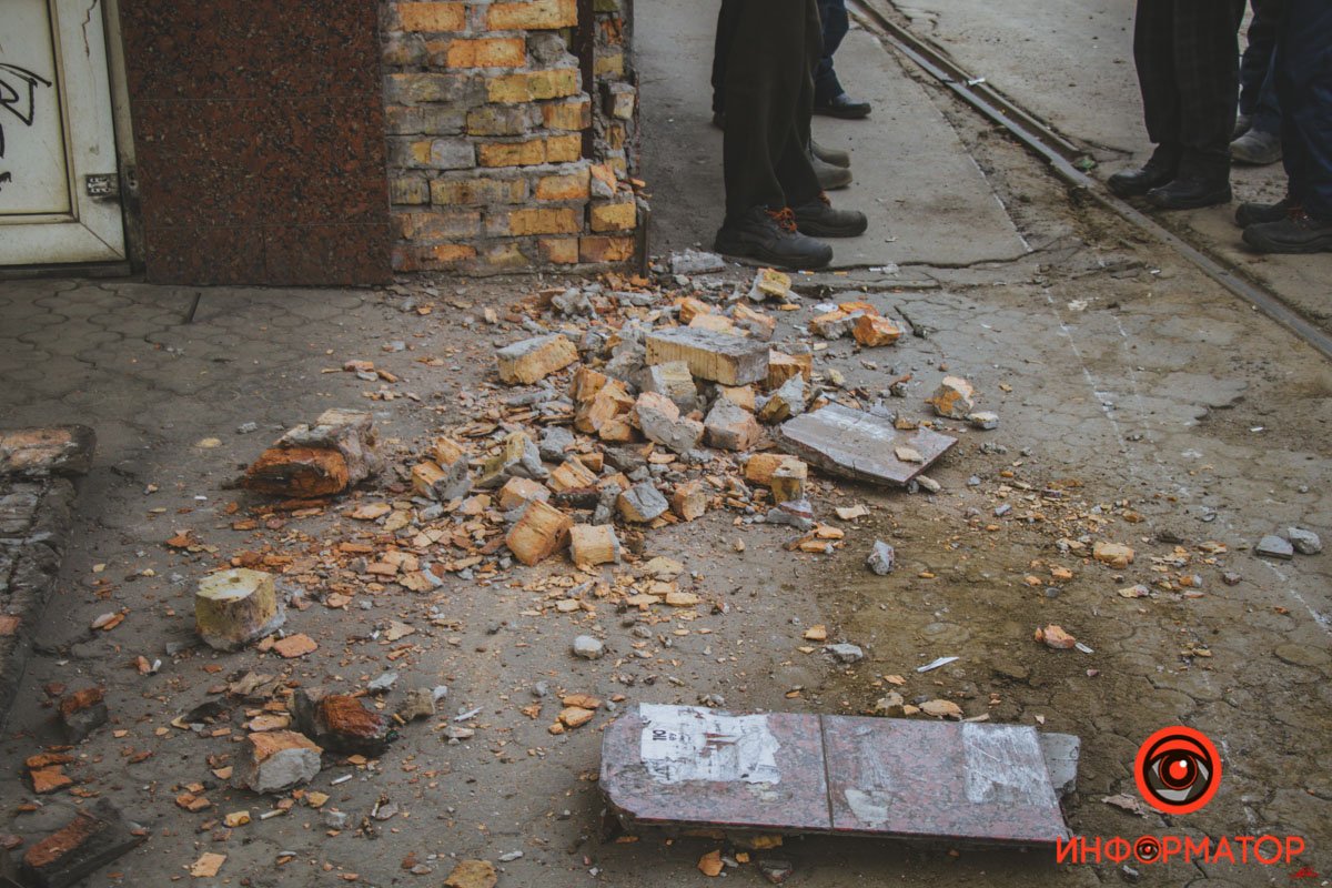 В Днепре на Старомостовой трамвай сошел с рельсов, задел женщину и снес остановку 14