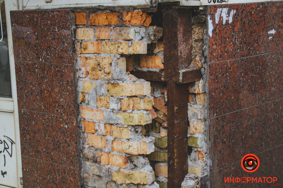 В Днепре на Старомостовой трамвай сошел с рельсов, задел женщину и снес остановку 15