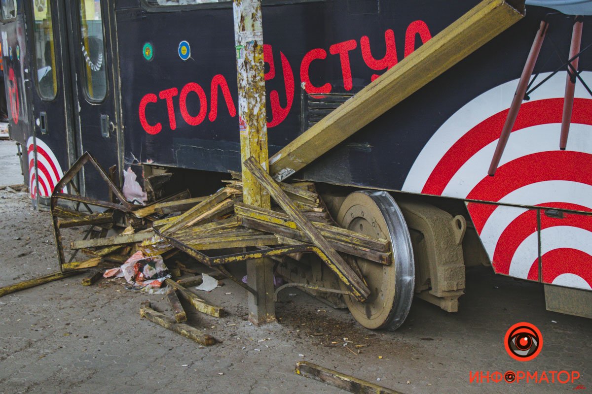 В Днепре на Старомостовой трамвай сошел с рельсов, задел женщину и снес остановку 16