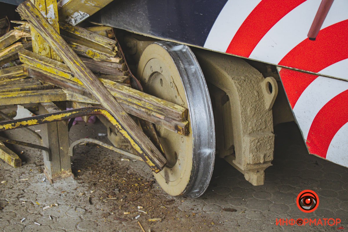 В Днепре на Старомостовой трамвай сошел с рельсов, задел женщину и снес остановку 17