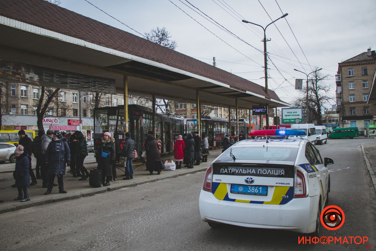 В Днепре на Старомостовой трамвай сошел с рельсов, задел женщину и снес остановку 18