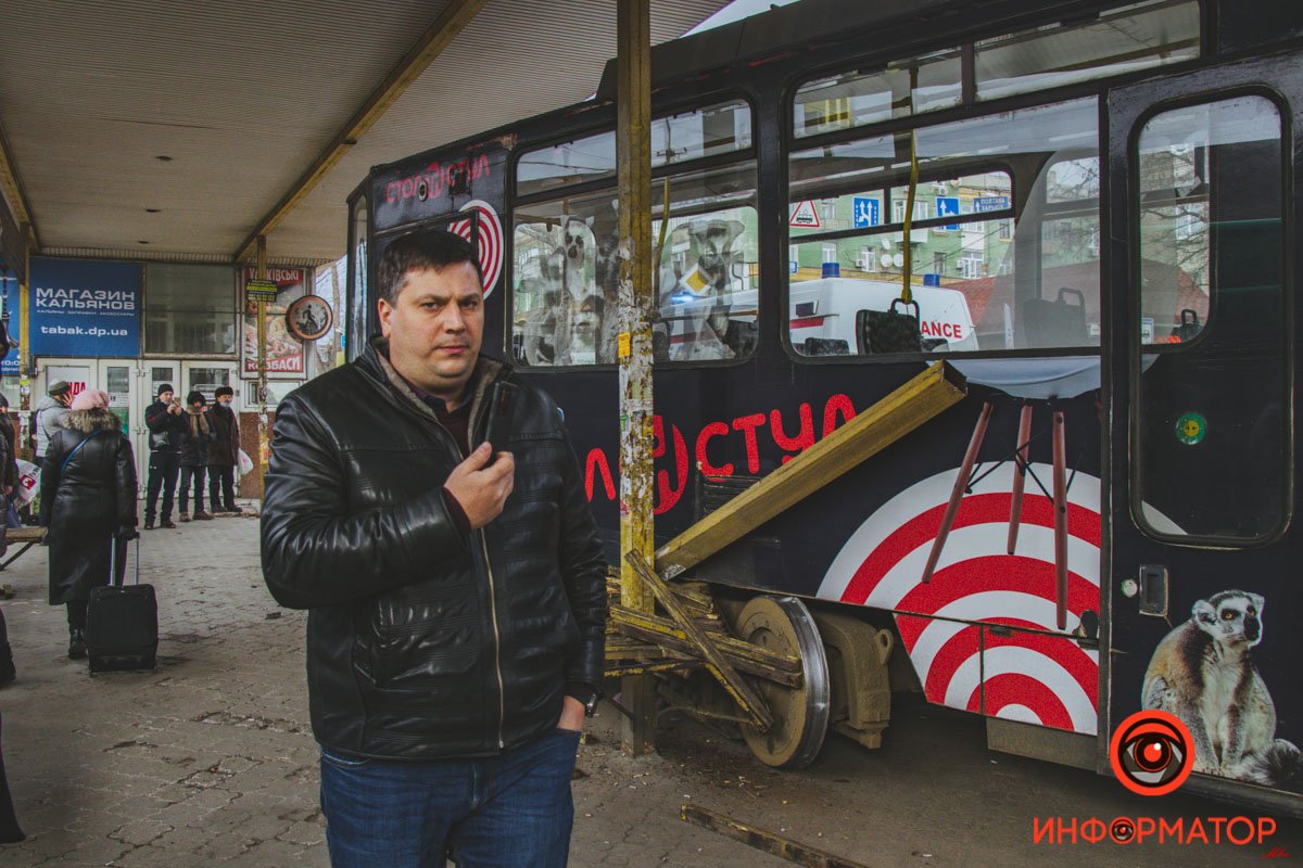 В Днепре на Старомостовой трамвай сошел с рельсов, задел женщину и снес остановку 19