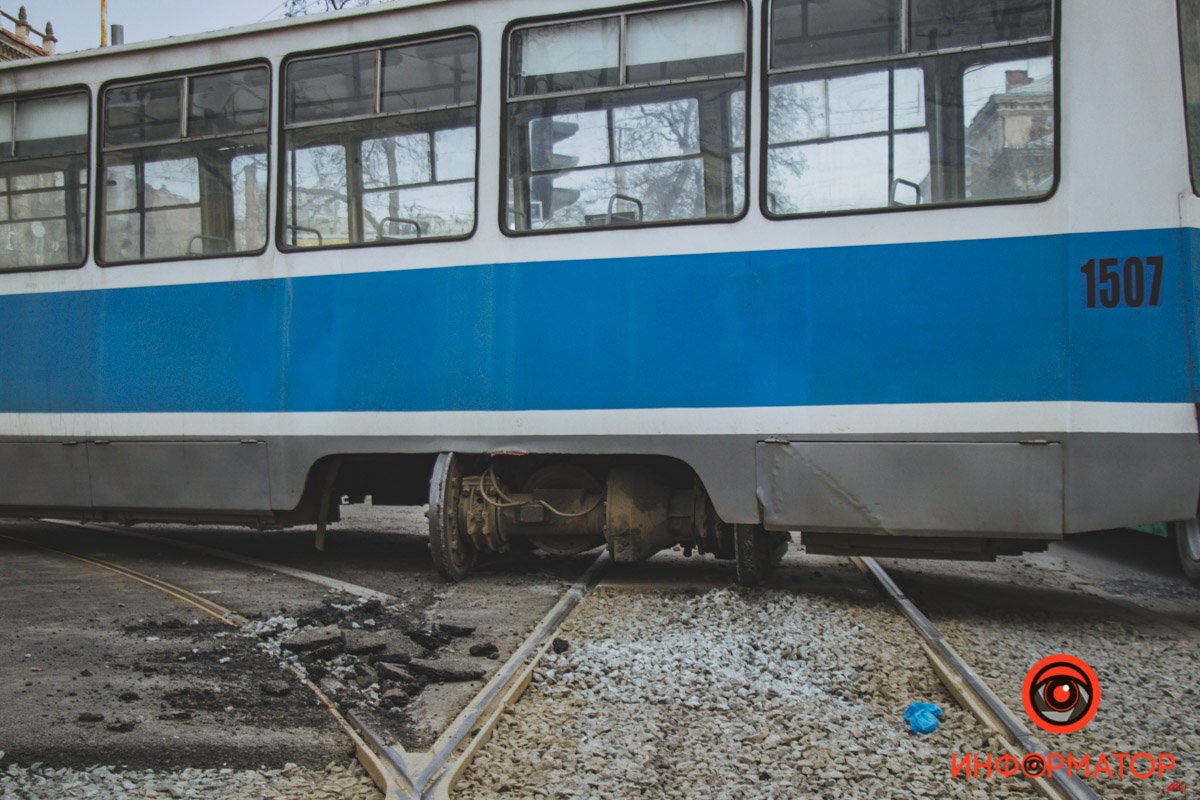 В Днепре на Яворницкого трамвай сошел с рельсов и задел автобус 1