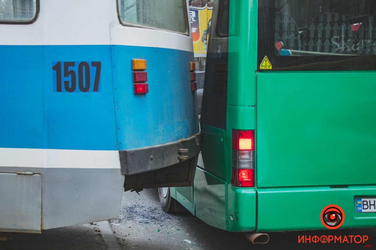 В Днепре на Яворницкого трамвай сошел с рельсов и задел автобус 2