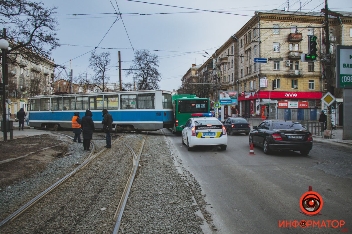 В Днепре на Яворницкого трамвай сошел с рельсов и задел автобус 3