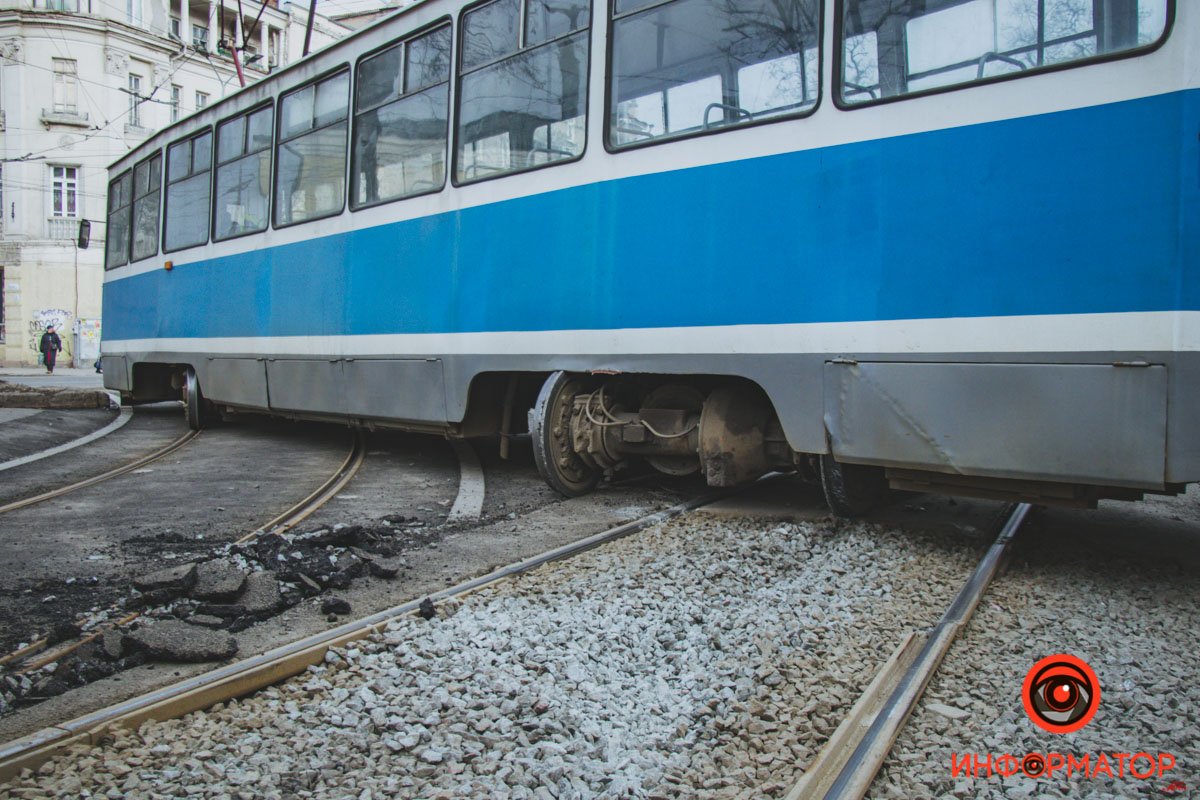 В Днепре на Яворницкого трамвай сошел с рельсов и задел автобус 4