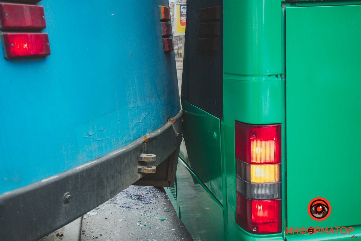 В Днепре на Яворницкого трамвай сошел с рельсов и задел автобус 5