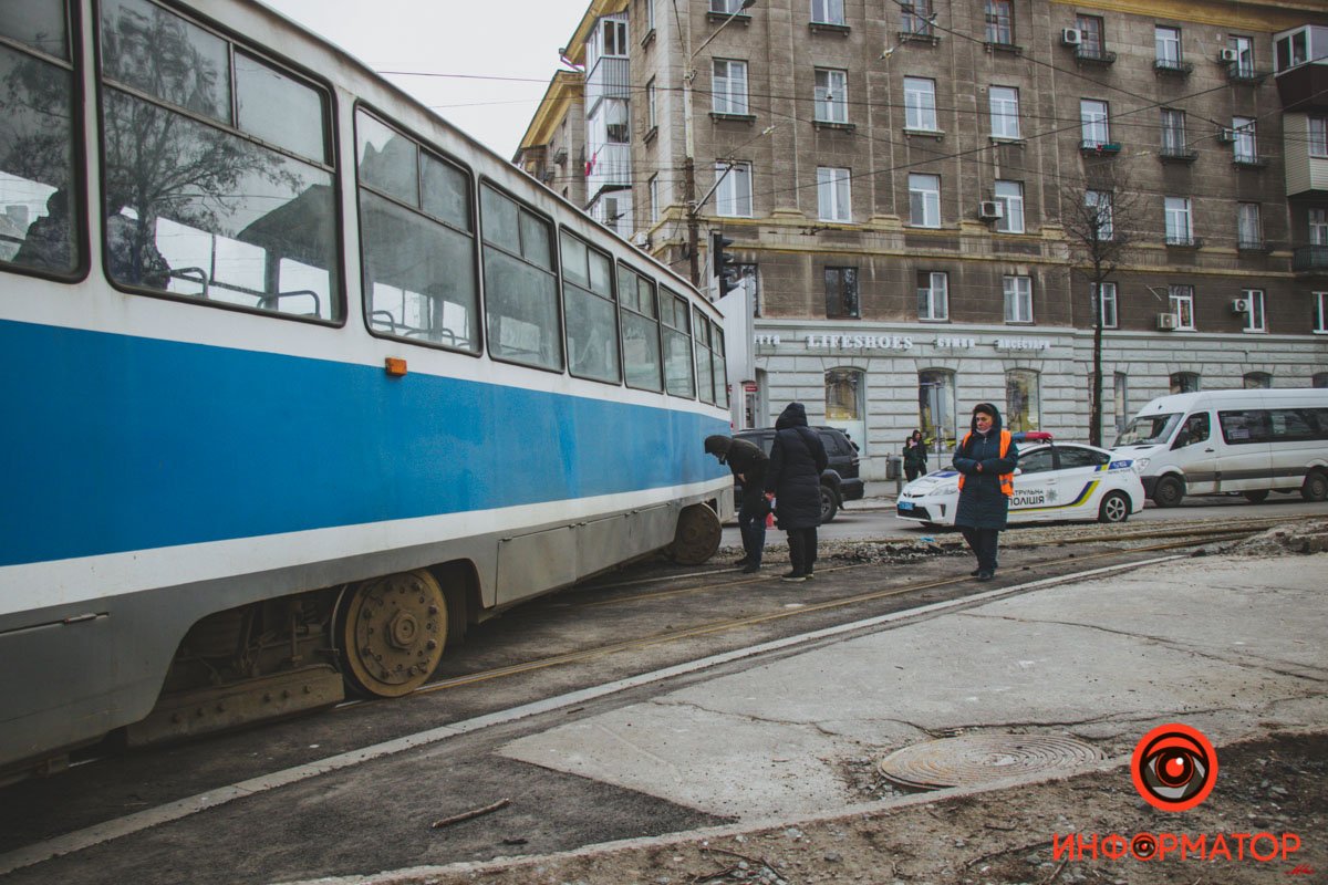 В Днепре на Яворницкого трамвай сошел с рельсов и задел автобус 6