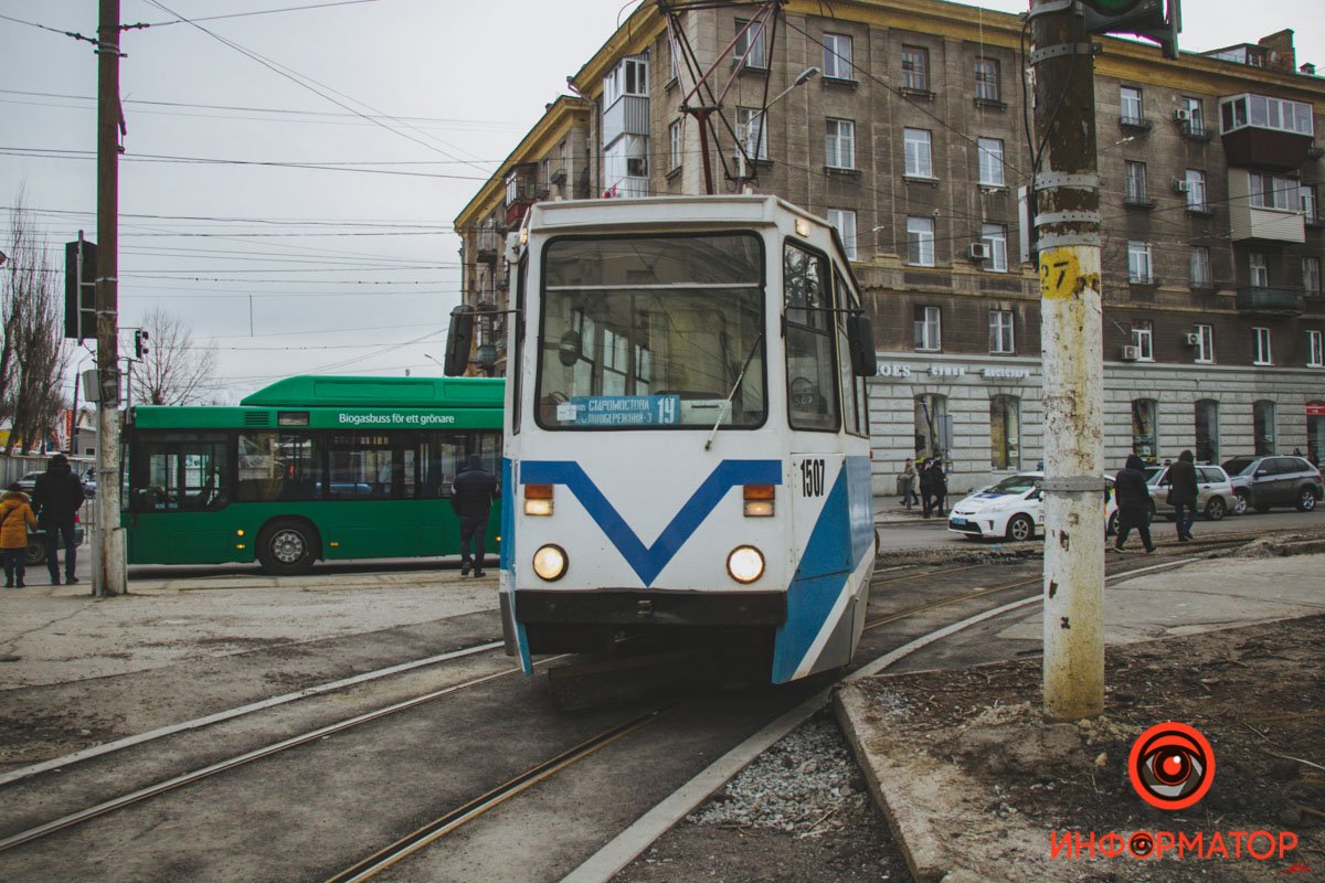 В Днепре на Яворницкого трамвай сошел с рельсов и задел автобус 7