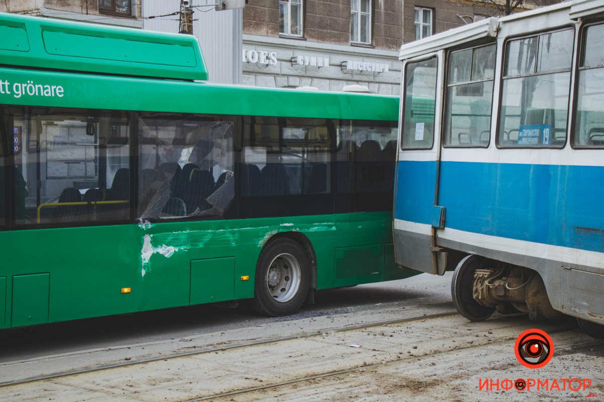 В Днепре на Яворницкого трамвай сошел с рельсов и задел автобус 8