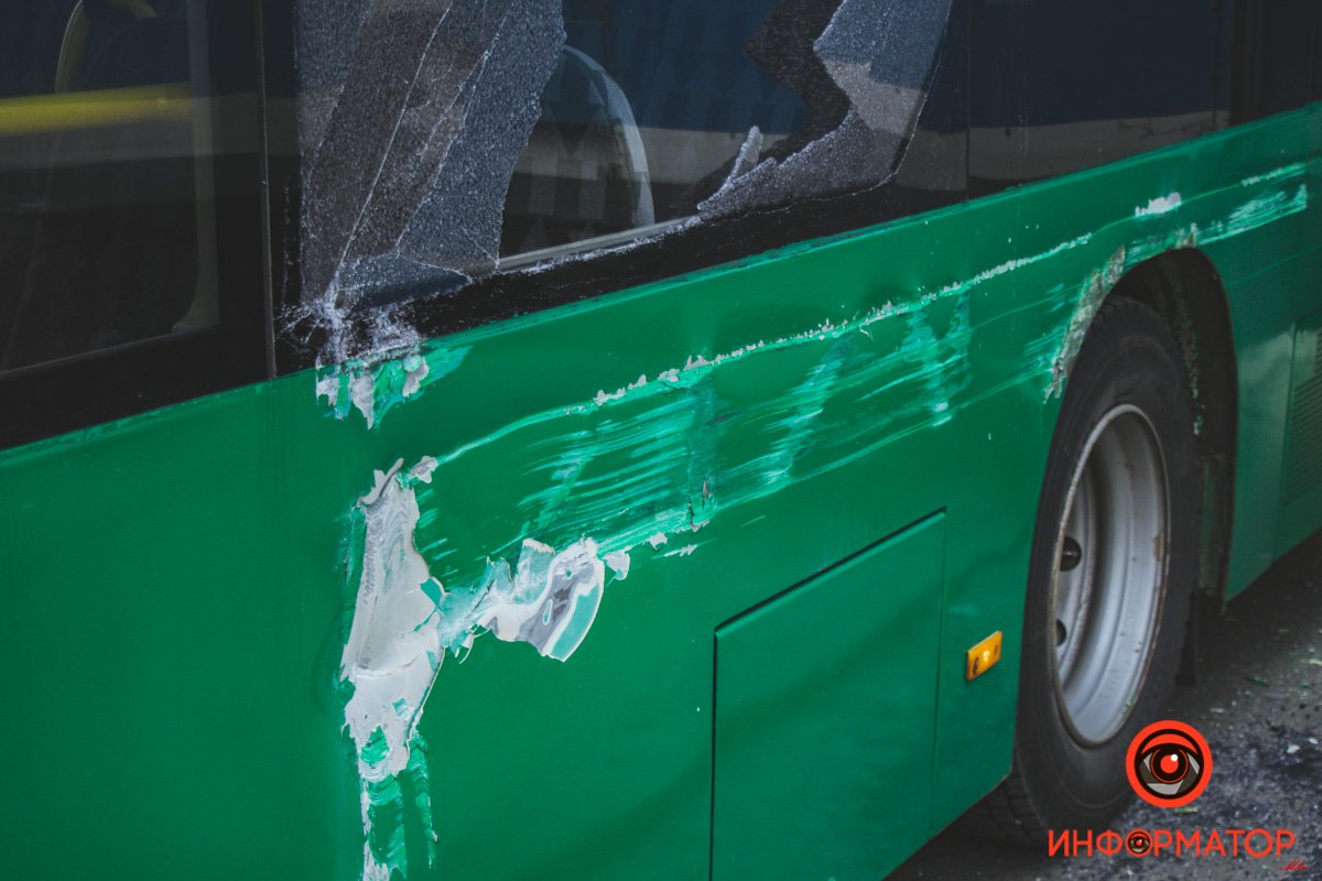 В Днепре на Яворницкого трамвай сошел с рельсов и задел автобус 9