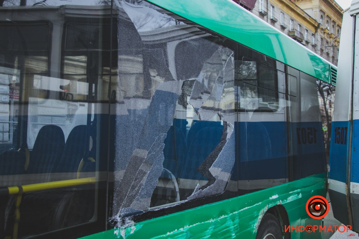 В Днепре на Яворницкого трамвай сошел с рельсов и задел автобус 10