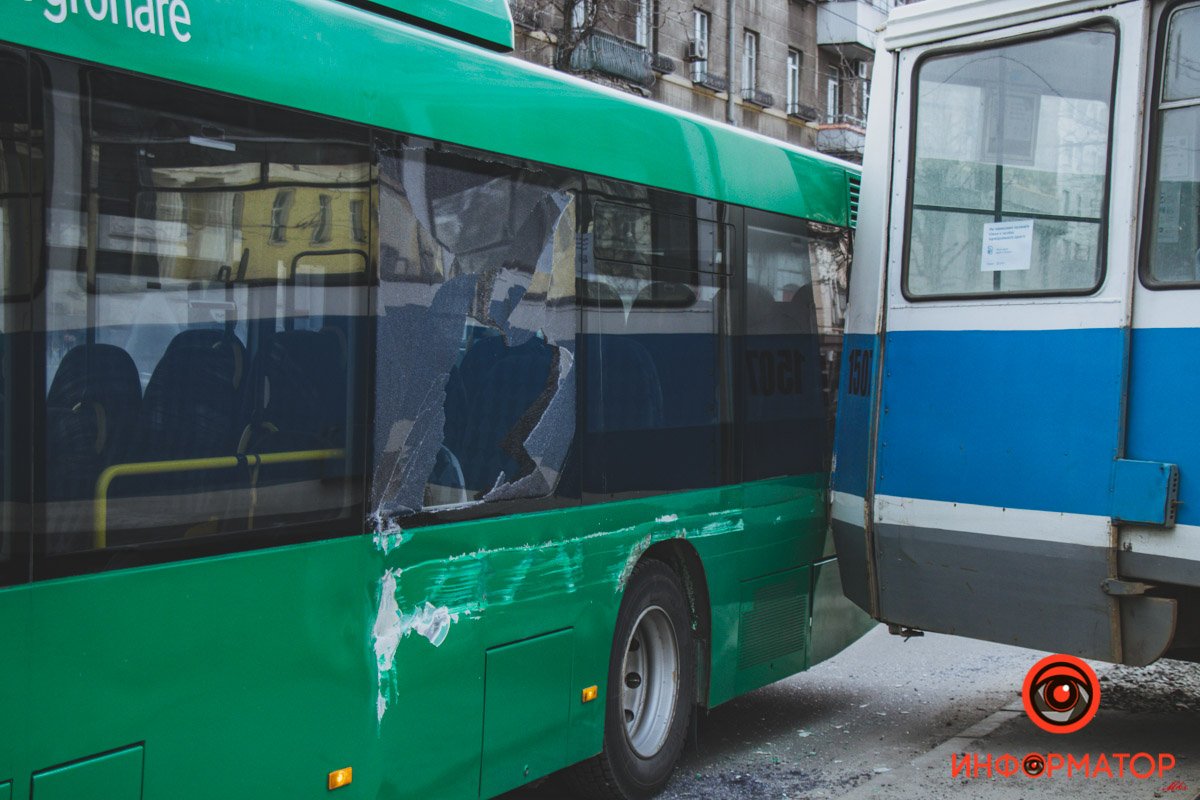 В Днепре на Яворницкого трамвай сошел с рельсов и задел автобус 11