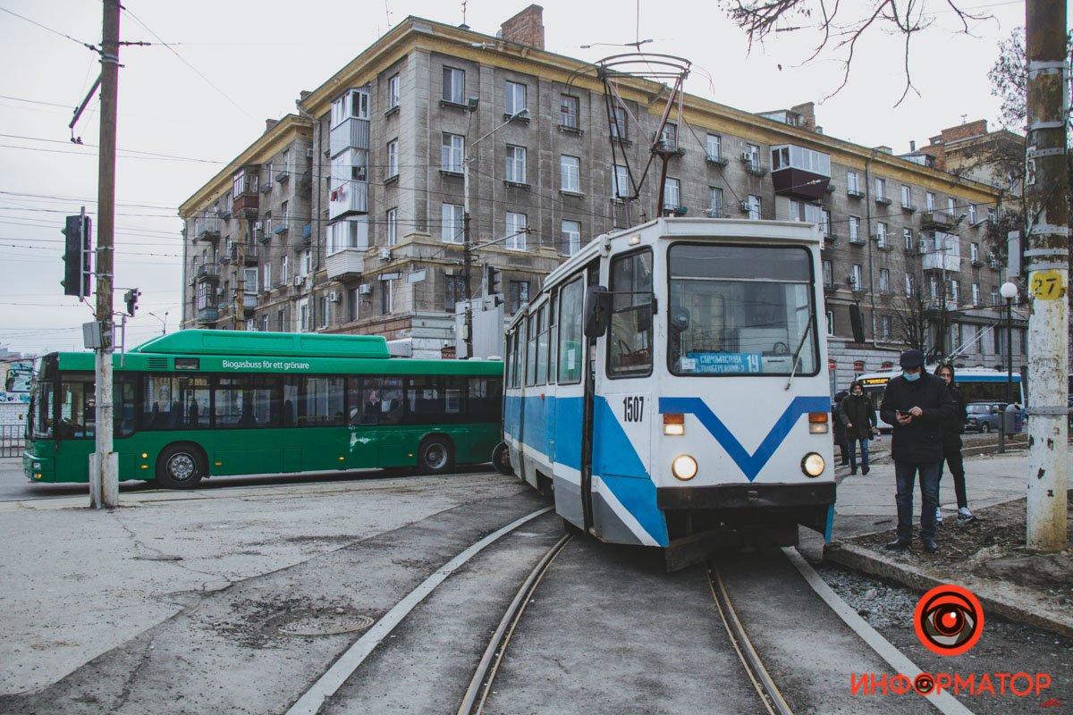В Днепре на Яворницкого трамвай сошел с рельсов и задел автобус 13