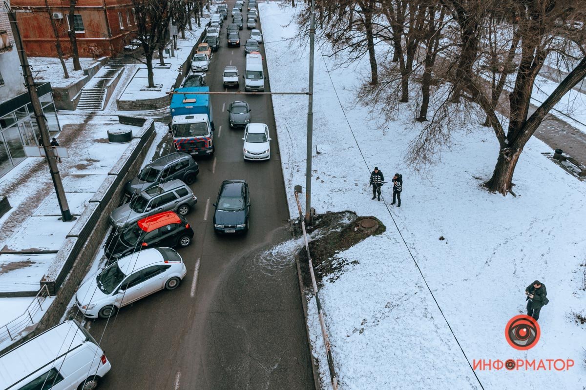 Льет на дорогу