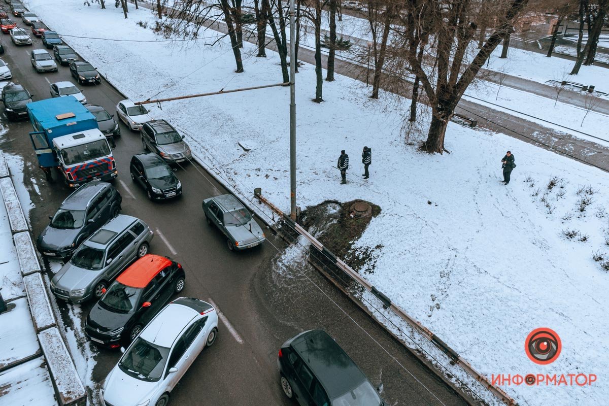 К месту прибыли коммунальщики